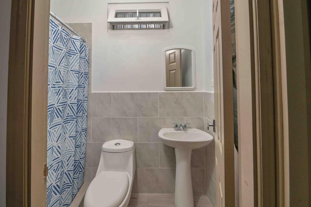 Cozy Beach Villa At The Shores 5 Minutes From The Beach Вест-Энд Экстерьер фото