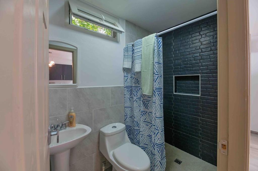 Cozy Beach Villa At The Shores 5 Minutes From The Beach Вест-Энд Экстерьер фото